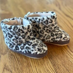 Old Navy Cheetah Sherpa Boots for Baby Girl, 12-18M, Like New